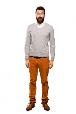 İzole beyaz arka plan üzerinde sürpriz yüz ifadesi ile yakışıklı adam