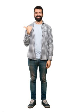 Ürün yalıtılmış beyaz arka plan üzerinde sunmak için tarafına işaret eden sakallı yakışıklı adam