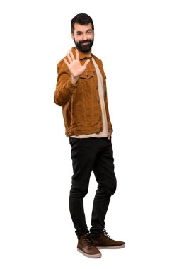 Sakal, izole beyaz arka plan üzerinde parmaklarla beş sayma ile yakışıklı adam