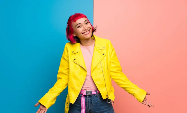 Jovem Com Casaco Amarelo Sorrindo — Fotografia de Stock