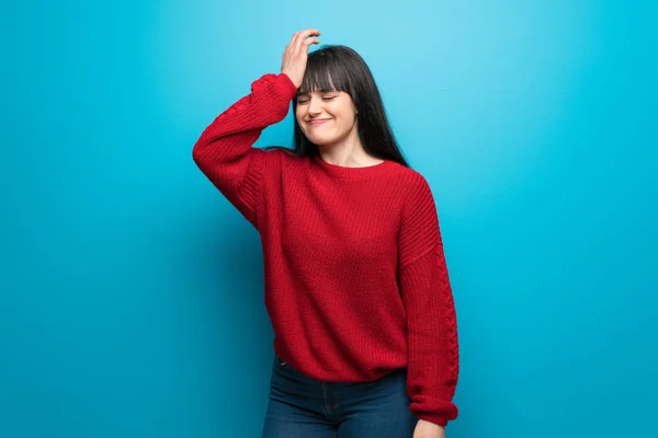 青い壁に赤いセーターを持つ女性は何かを実現し 解決策を意図しています — ストック写真