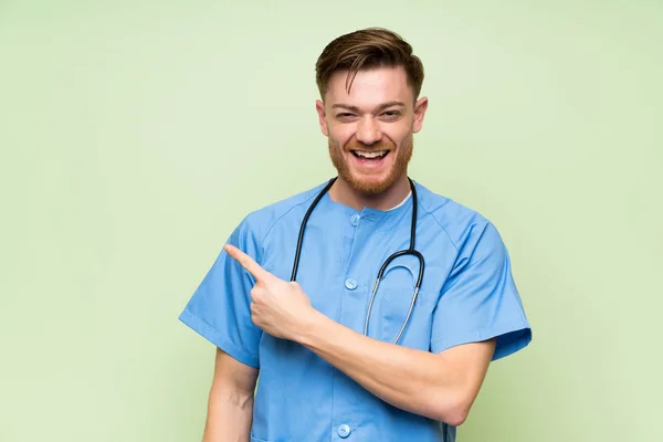 Lékař Muž Ukazující Prstem Stranu — Stock fotografie