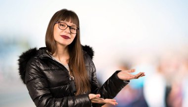 Gözlük ile kadın açık havada gelmek için davet için yan elleri uzanan