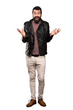 İzole beyaz arka plan üzerinde şok yüz ifadesi ile sakallı yakışıklı adam