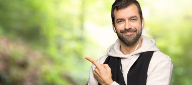 Spor adam şaşırttı ve bir parkta yan işaret