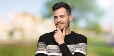 Açık havada yan görünümlü yakışıklı adam