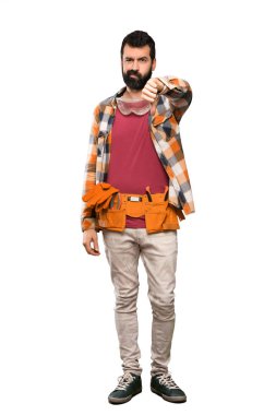 Ustalar adam izole beyaz arka plan üzerinde negatif ifade ile başparmak aşağı gösteren