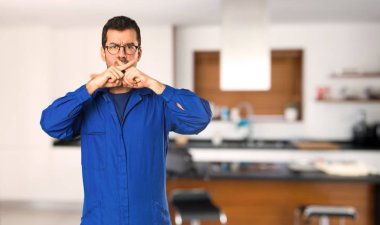 Ressam adam evde sessizlik jest bir işareti gösteren