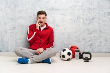 Redhead spor adam şaşırttı ve doğru bakarken şok