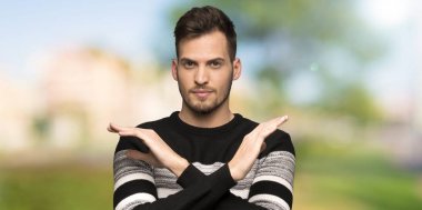 Yakışıklı adam açık havada hiçbir jest yapma