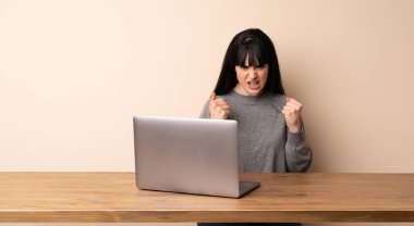 Onu laptop ile çalışan genç kadın kötü bir durum tarafından sinirli