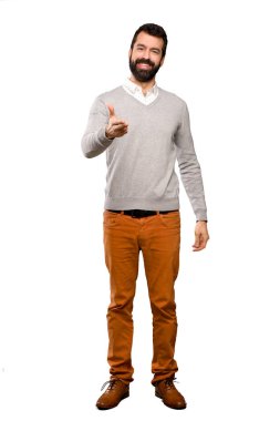 Yakışıklı adam izole beyaz arka plan üzerinde iyi bir anlaşma kapanış için eller sallayarak