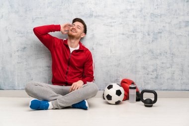 Redhead spor adam gülümseyen