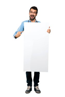 Adam tam uzunlukta atış ile boş bir afişini izole beyaz arka plan üzerinde tutarak önlük