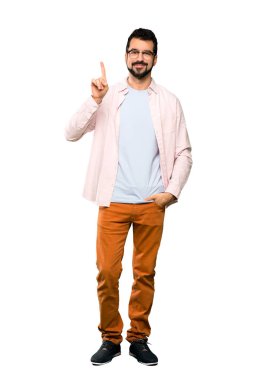 Sakal gösteren ve izole beyaz arka plan üzerinde en iyi işareti bir parmak kaldırma ile yakışıklı adam tam uzunlukta çekim