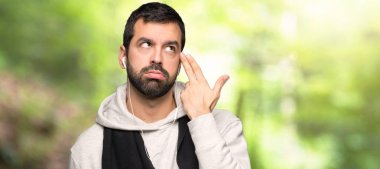 Bir parkta intihar jest yapma sorunları olan spor adam