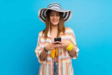 Yaz tatillerinde Bikini genç kadın cep ile bir mesaj göndererek