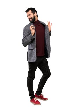 Sakallı mutlu yakışıklı adam