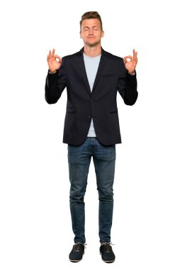 Zen sarışın yakışıklı adam poz