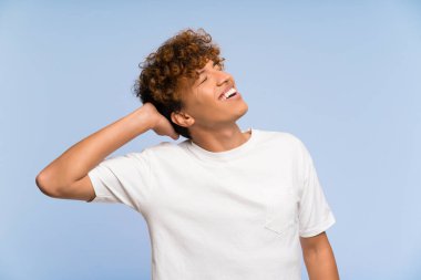 Beyaz gömlekli genç afro-amerikan adam gülüyor