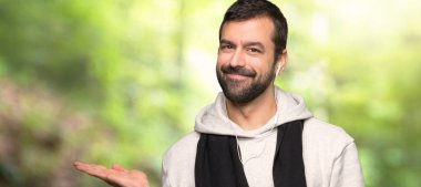 Spor adam bir parka bir reklam eklemek için palmiye üzerinde boşaltmak hayali tutan