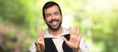 Spor adam bir parkta parmakları ile yedi sayma