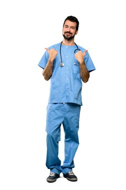 Tam uzunluklu çekim doktoru Doktor adam thumbs up jest ve gülümseyen üzerinde izole beyaz arka plan