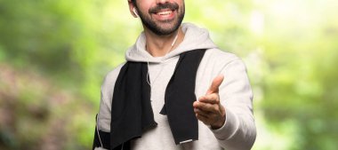 Spor adam bir parkta iyi bir anlaşma kapanış için eller sallayarak