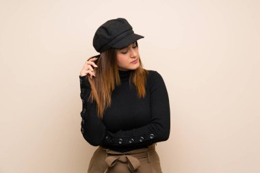 Şapka ile moda kadın bir fikir düşünme