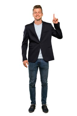 Sarışın yakışıklı adam gösteren ve en iyi işareti bir parmak kaldırma