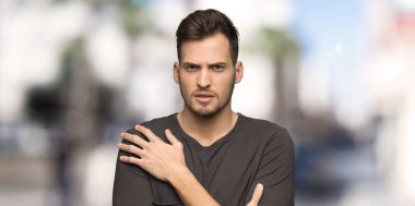 Açık havada siyah gömlek donma ile adam