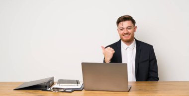 Bir ofiste işadamı bir ürün sunmak için yan işaret