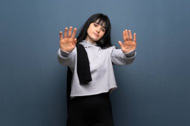 Genç bayan dur hareketi yapıyor ve hayal kırıklığına uğruyor.