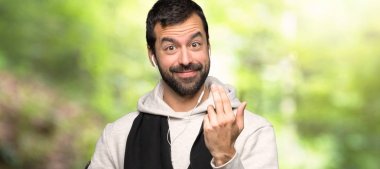 El ile gelmek için davet spor adam. Bir parka geldiğine sevindim.