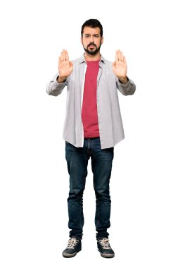 Tam uzunlukta yakışıklı dur jest yapma sakallı adam ve izole beyaz arka plan üzerinde hayal kırıklığına