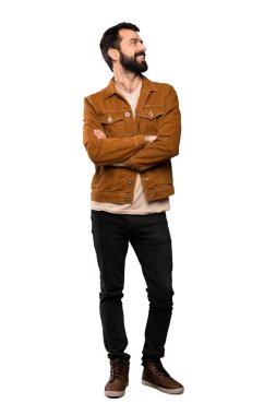 Mutlu ve gülümseyen izole beyaz arka plan üzerinde sakallı yakışıklı adam