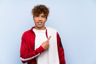 Genç spor afrikalı amerikalı adam yan parmak işaret