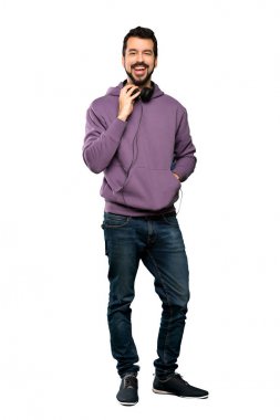 Kazak izole beyaz arka plan üzerinde dinleme müzik yakışıklı adamın tam uzunlukta atış