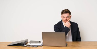 Bir ofiste düşünen işadamı