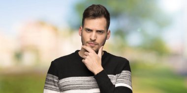 Açık havada düşünen yakışıklı adam