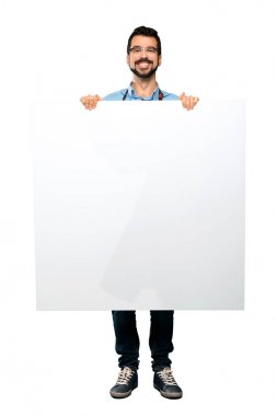 Adam tam uzunlukta atış ile boş bir afişini izole beyaz arka plan üzerinde tutarak önlük