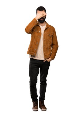 Gözleri eller tarafından kapsayan sakallı yakışıklı adam. Bir şey izole beyaz arka plan üzerinde görmek istiyor musunuz