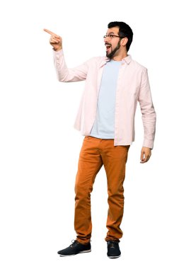 Sakal ile yakışıklı adam tam uzunlukta çekim izole beyaz arka plan üzerinde uzağa işaret