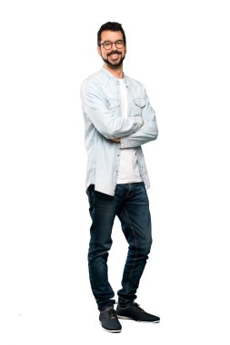 Gözlüklü ve izole beyaz arka plan üzerinde mutlu sakallı yakışıklı adam tam uzunlukta atış