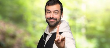 Spor adam gösteren ve bir parkta bir parmak kaldırma