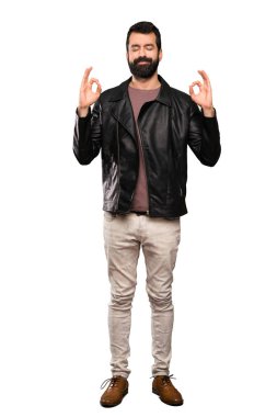 Zen sakallı yakışıklı adam poz izole beyaz arka plan üzerinde