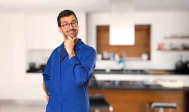 Ressam adam gülümseyen ve evde emin yüz ile ön seyir