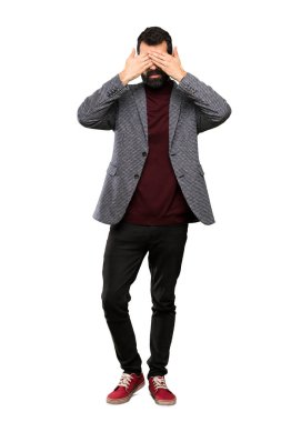 Gözlük ile yakışıklı adam izole beyaz arka plan üzerinde eller tarafından gözler kapsayan