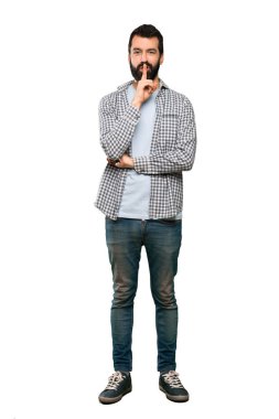 Bir işaret parmağını ağzına izole beyaz arka plan üzerinde koyarak sessizlik jest gösteren sakallı yakışıklı adam