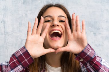 Genç kadın üzerinde dokulu duvar çığlık ile ağız geniş açık